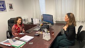 מיכל ולדיגר מפנה כסא, צילום: אושרה גידרון